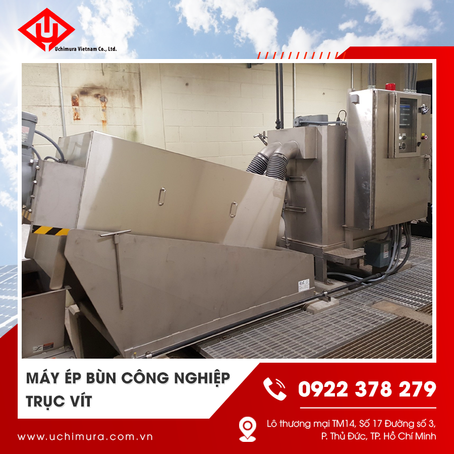 Hình ảnh cho thấy hệ thống máy ép bùn công nghiệp được lắp đặt trong xưởng